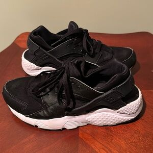 Black nike shoes